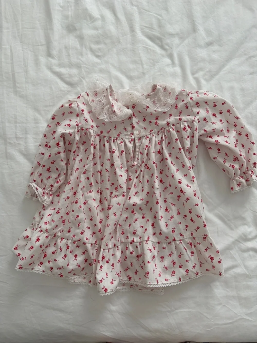 Vintage-Inspired White Dress with Red Floral Print and Lace Collar